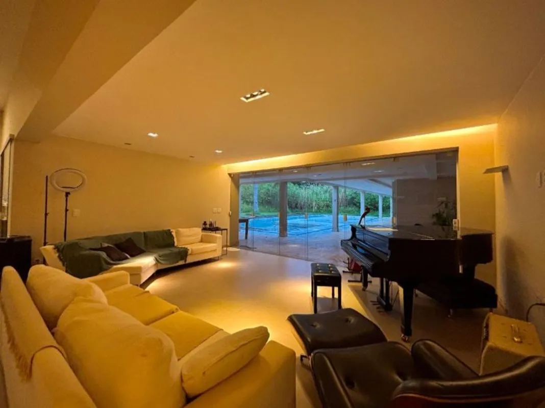 Casa de 600m² no Recanto das Corujas ÁREA VERDE 10.000 M2 Com 4 suítes e 4 vagas...