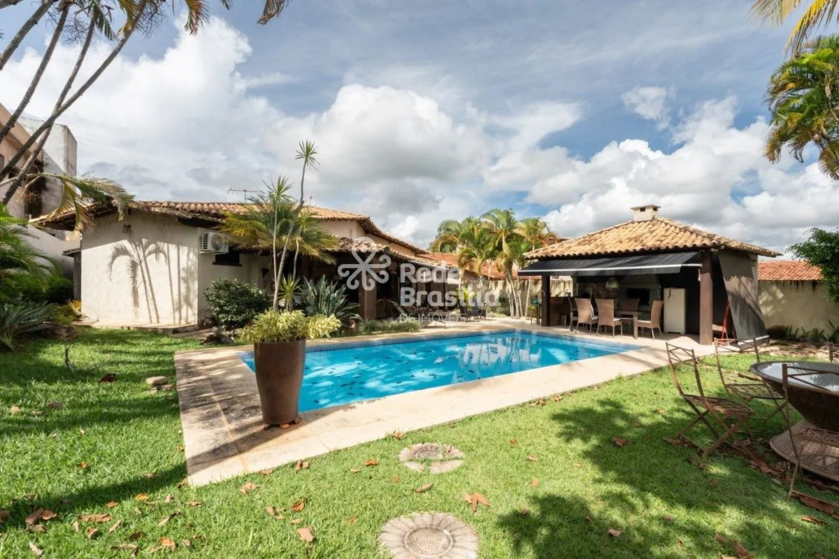 Localizada na QL 28, em uma das regiões mais valorizadas do Lago Sul, esta casa ...