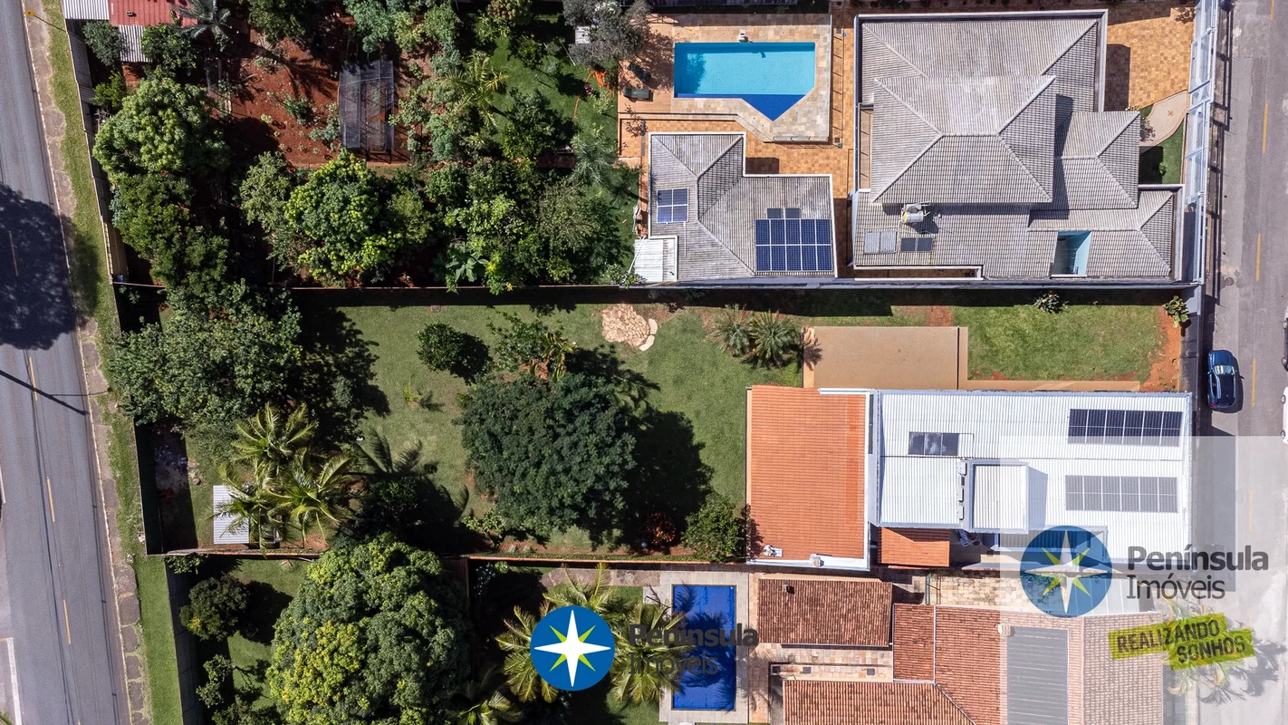 Conheça esta elegante casa sobrado localizada na SHIN QI 11, no Lago Norte, Bras...