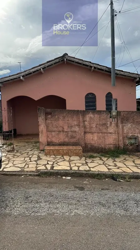 Casa com garagem para um carro, 2/4, banheiro social, sala, cozinha, despensa, á...