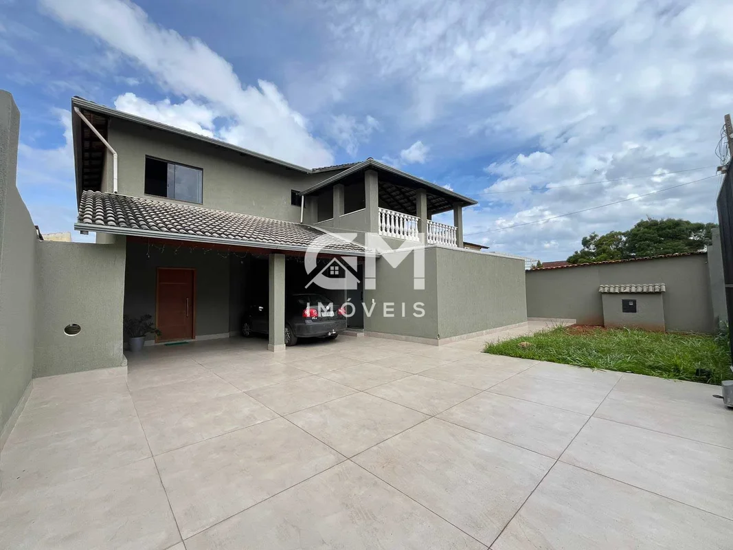 Linda casa no Condomínio Contagem!Casa de dois pavimentos, piso térreo com salas...