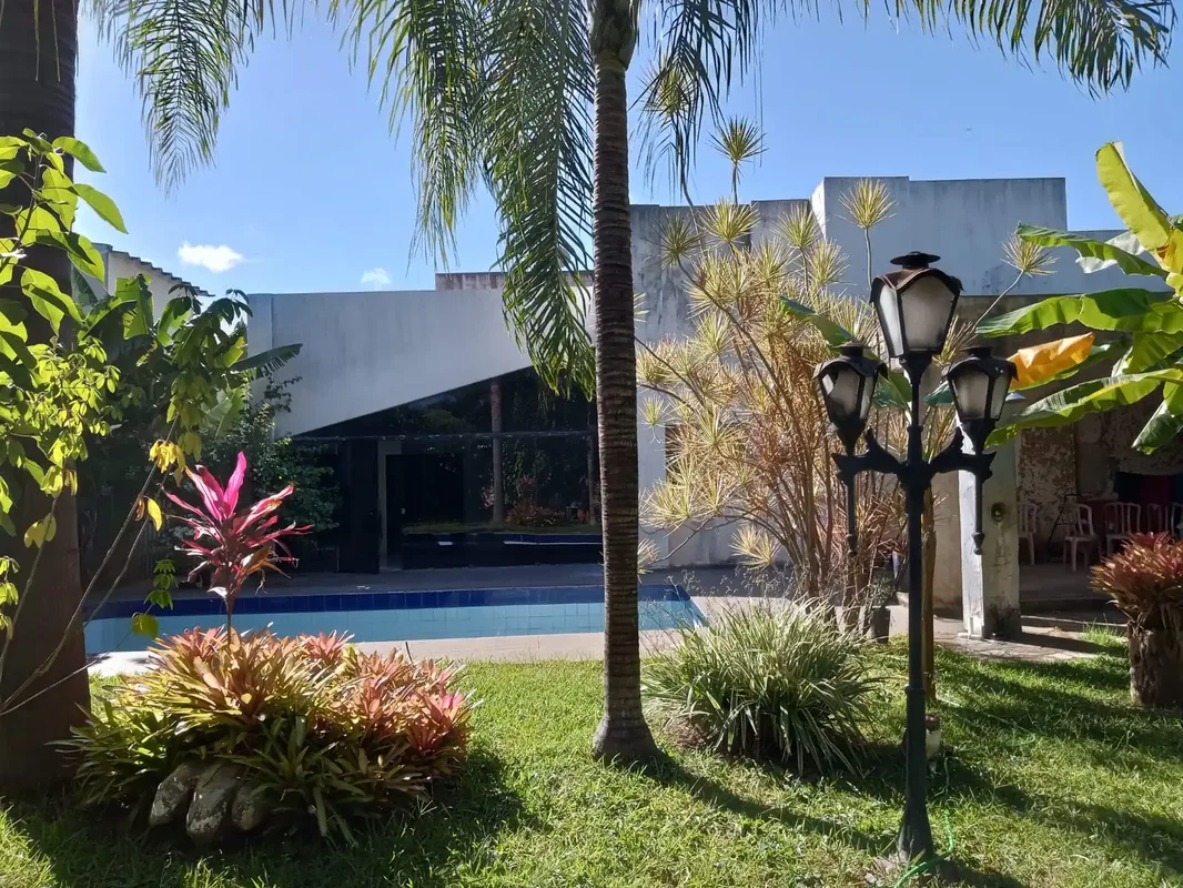  EXCLUSIVA CASA TÉRREA NO LAGO NORTE – SHIN QL 16Descubra o equilíbrio perfeito ...