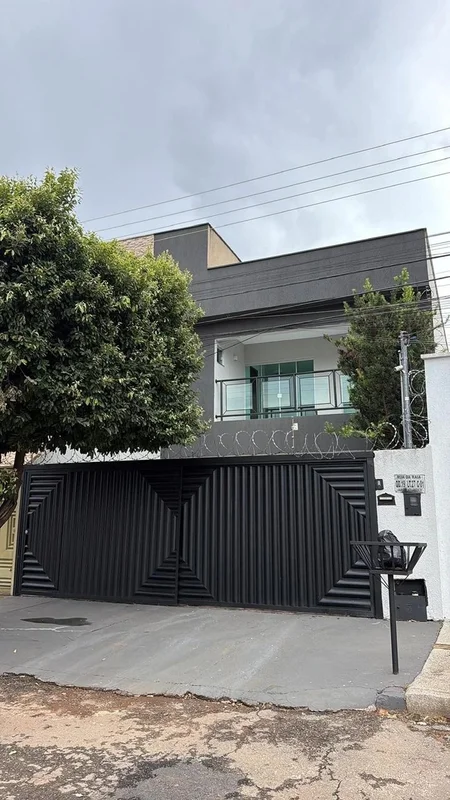 SOBRADO – JARDIM ATLÂNTICOExcelente sobrado com 420 m² de área total e 261 m² de...