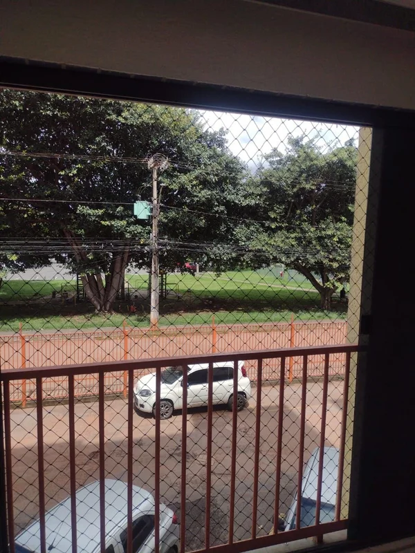 Apto sala em L, na cerâmica, revestimentos nas paredes da cozinha e banheiro até...