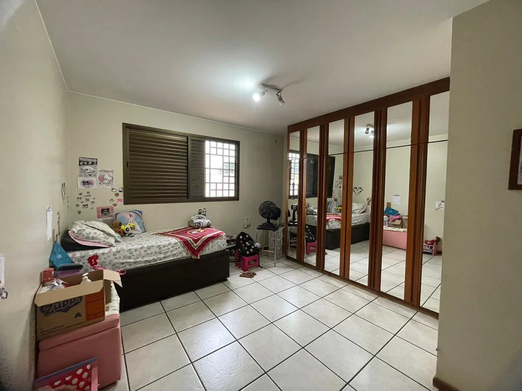 Sobrado com 4 Quartos à venda, 202m² - Setor NovaSuíçaSobrado amplo e bem distri...