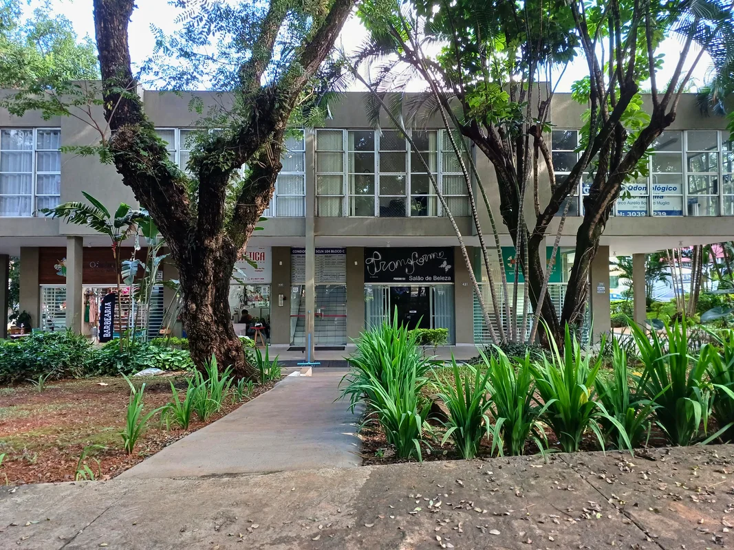 Sala comercial com 30 m² e banheiro privativo, em uma quadra bem localizada, arb...