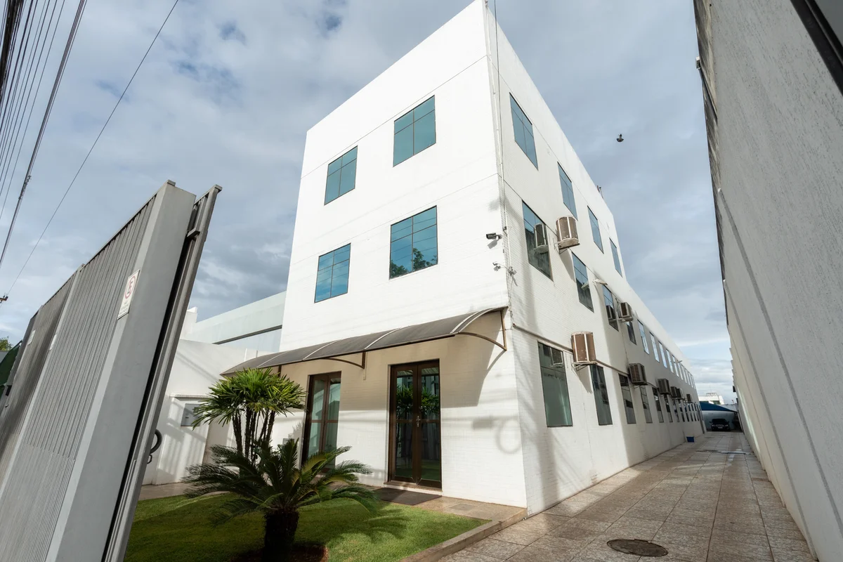 Empresas organizadas não começam do zero. Começam do lugar certo.Prédio comercia...