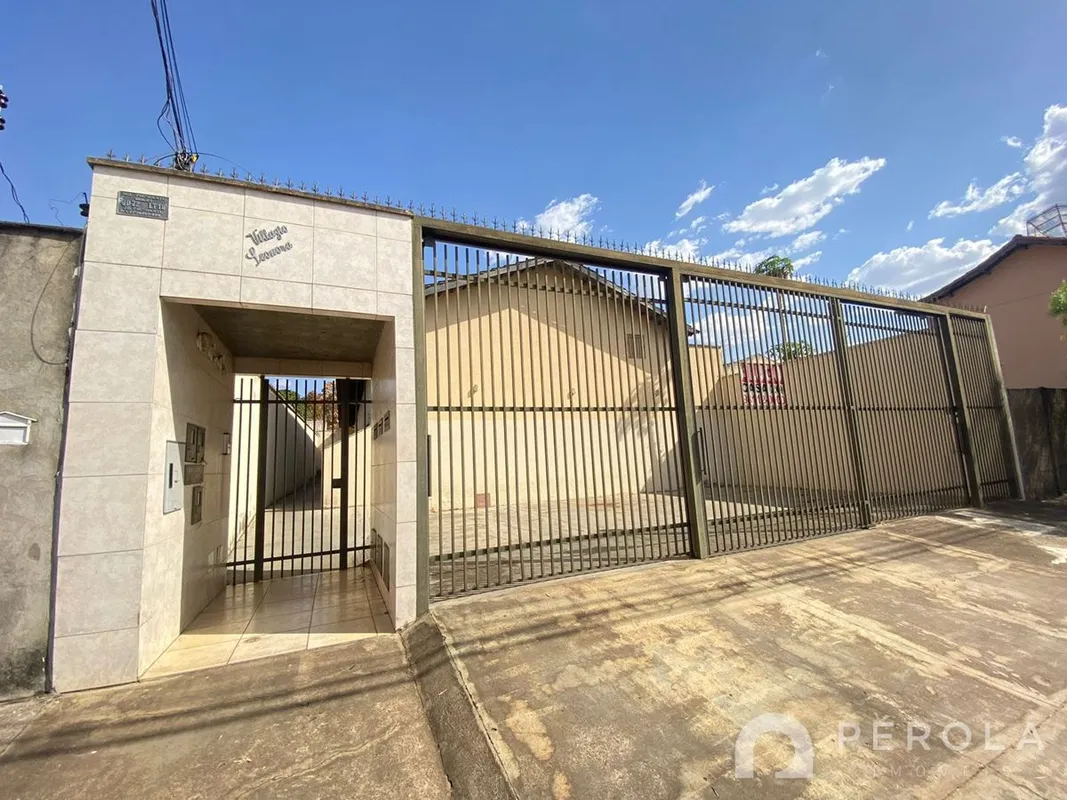Casa Geminada com dois quartos, banheiro social, sala, cozinha e área de serviço...