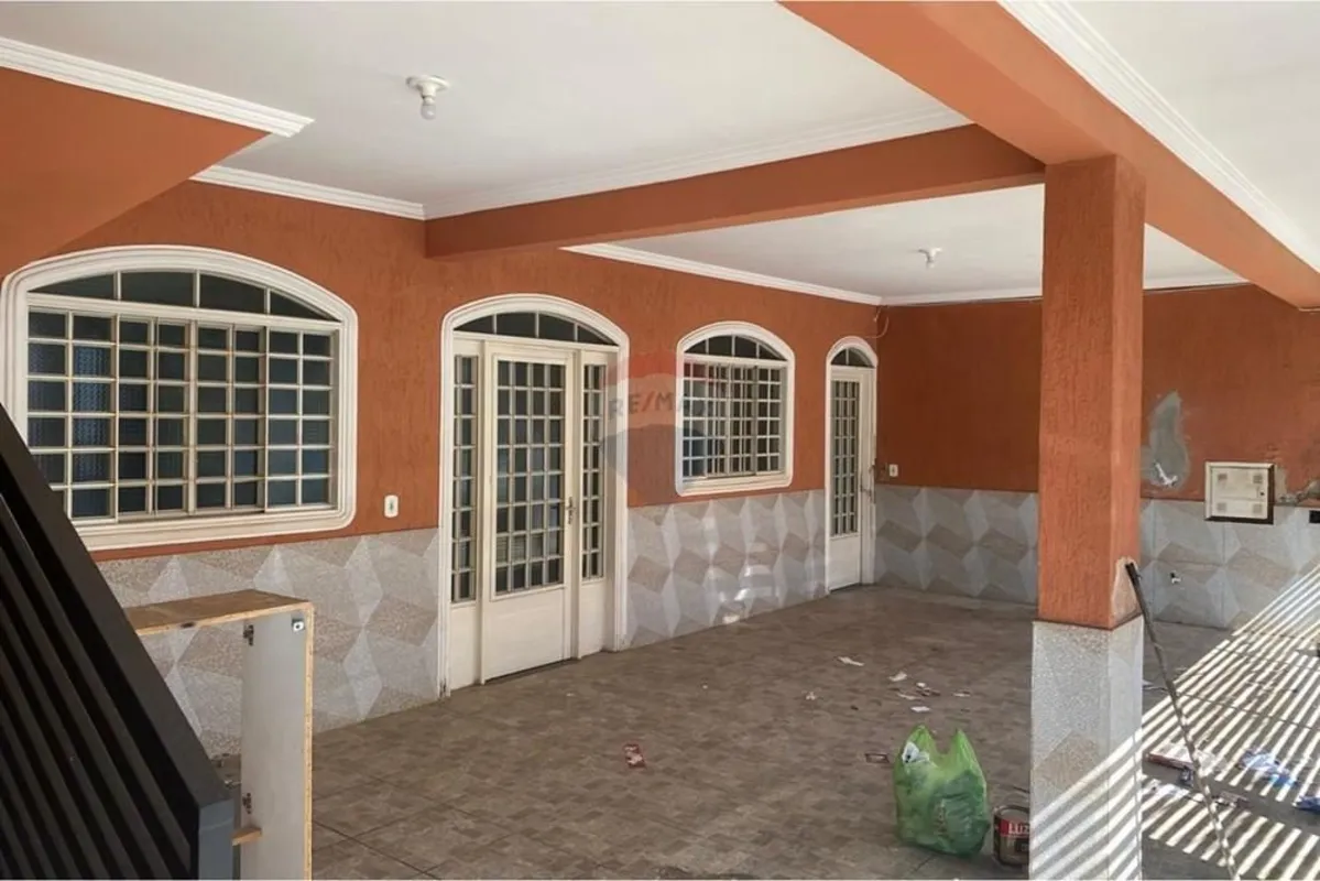 Sobrado amplo e versátil à venda, ideal para morar e investir! Localizado em reg...