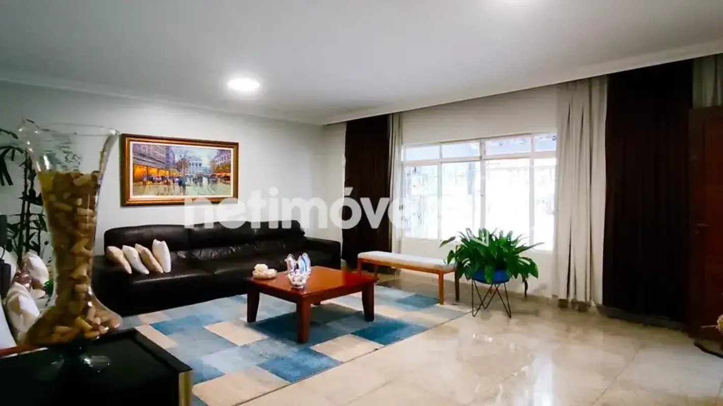 Casa com 04 quartos, sendo 02 suítes, uma totalmente reformada, armários planeja...