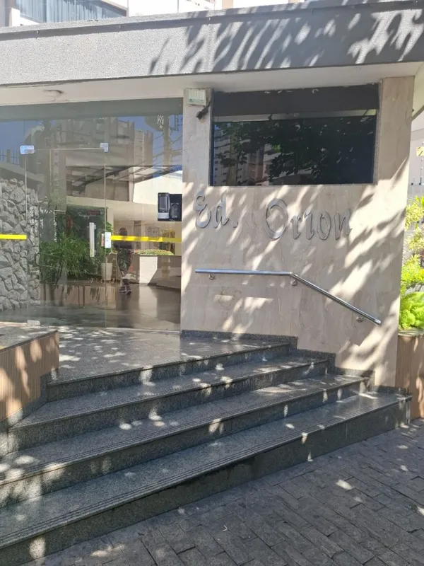 Apartamento com 3 quartos, sendo 1 suíte. Dois dos quartos possuem armários plan...