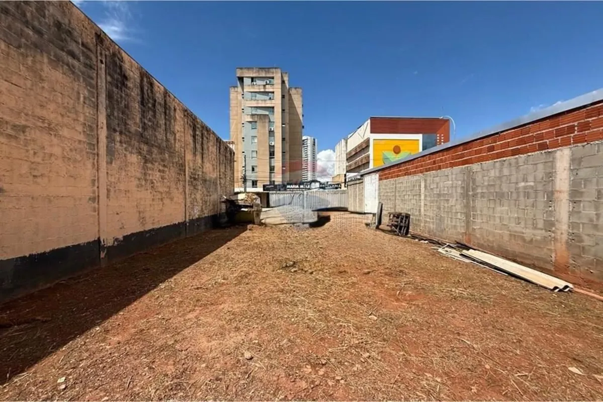 RE/MAX Prime alugaLote murado de 300 m² com portão, disponível para aluguel por ...