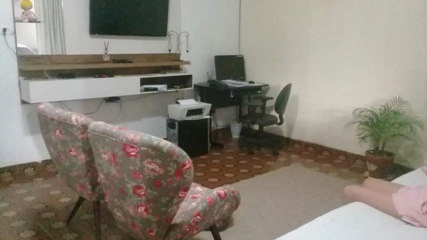 Casa na Av. Pedro Ludovico prox. saída p/ Neropolis - Em Anápolis3 quartos sendo...