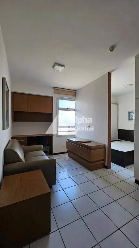 Kitnet Mobiliada 25m² Sala com sofá e rack para computador Quarto com cama de ca...