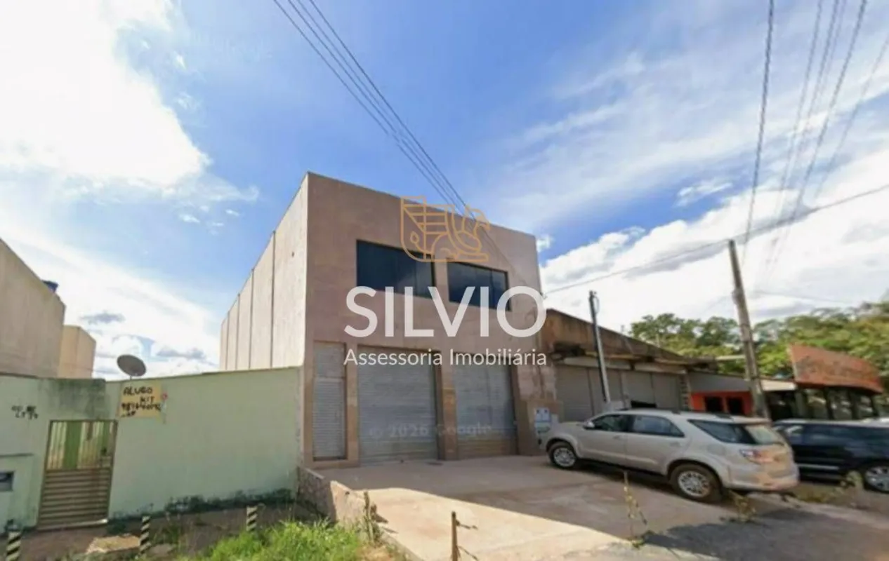 Imóvel Comercial Espaçoso com Ótima Localização em Água Quente, 2 pavimentos com...