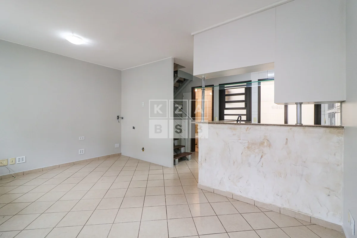Conheça este duplex de 2 quartos, localizado em um condomínio seguro no CA do La...