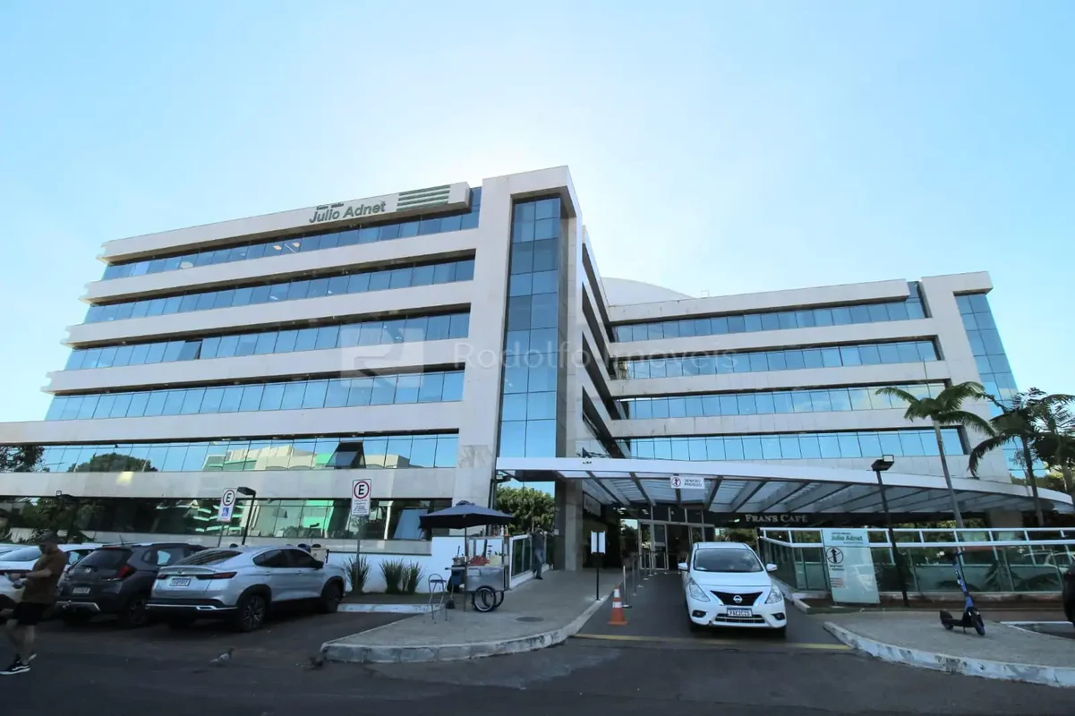SALA COMERCIAL COM DOIS BANHEIROS. PISO EM CERAMICA , FRENTE NASCENTE; GARAGEM N...