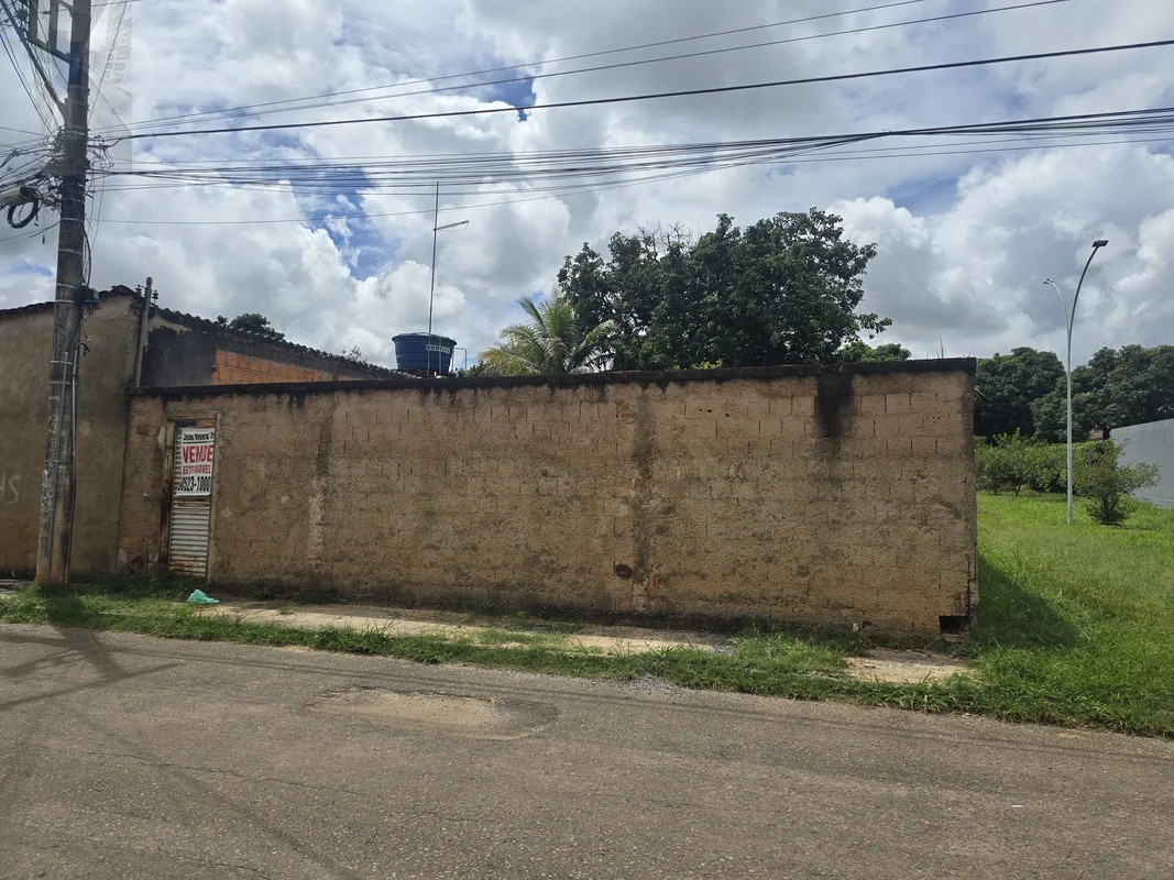 Excelente lote de esquina em Sobradinho com 350m2 ( 10m x 35m ) . Lote sem vizin...