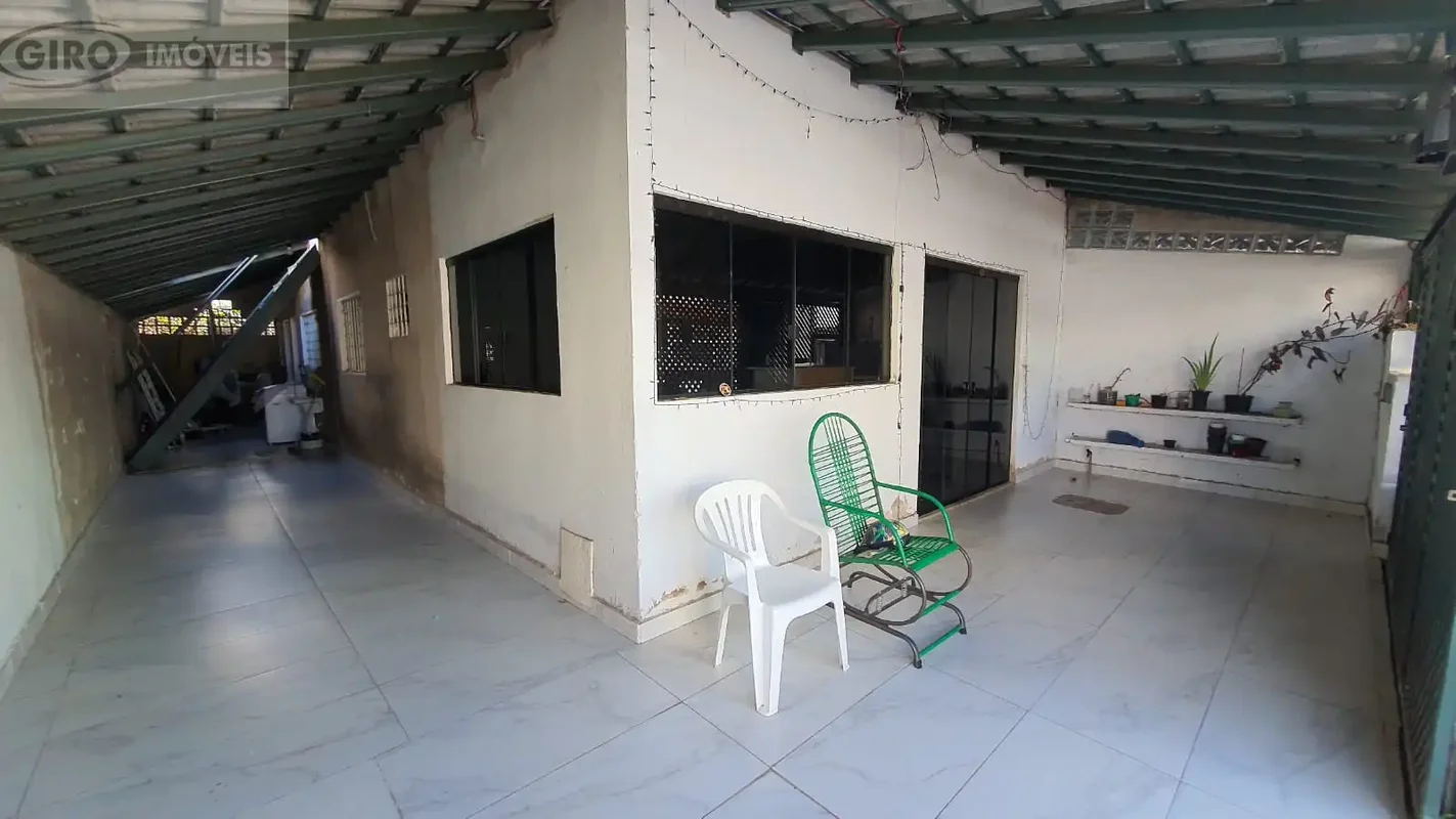 1º Pavimento: Conta com garagem coberta para 2 veículos, uma sala ampla, 4 quart...