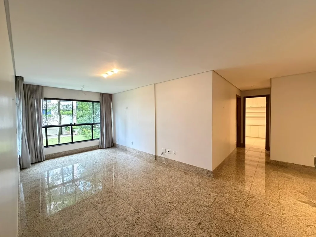 Descubra um aconchegante apartamento de 2 quartos na excelente localização da SQ...