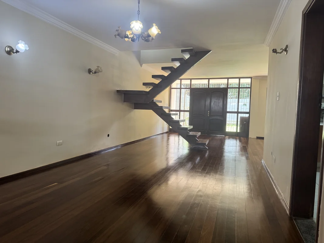 Descubra uma oportunidade única na Asa Sul: uma charmosa casa sobrado no SHIGS 7...