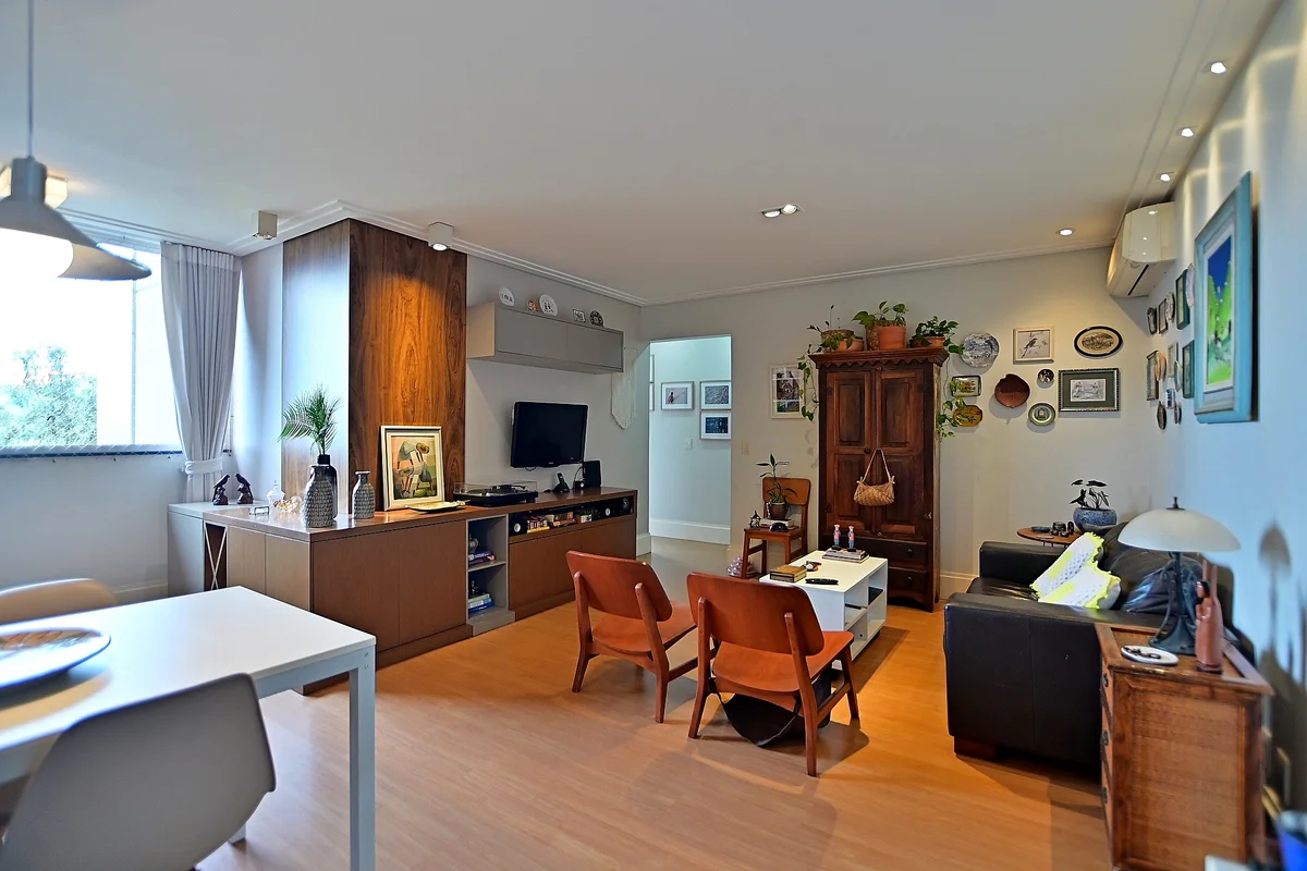 EXCELENTE APARTEMENTO REFORMADO NA 313 NORTE102,5 M²3 quartos, sendo 1 suíteSala...