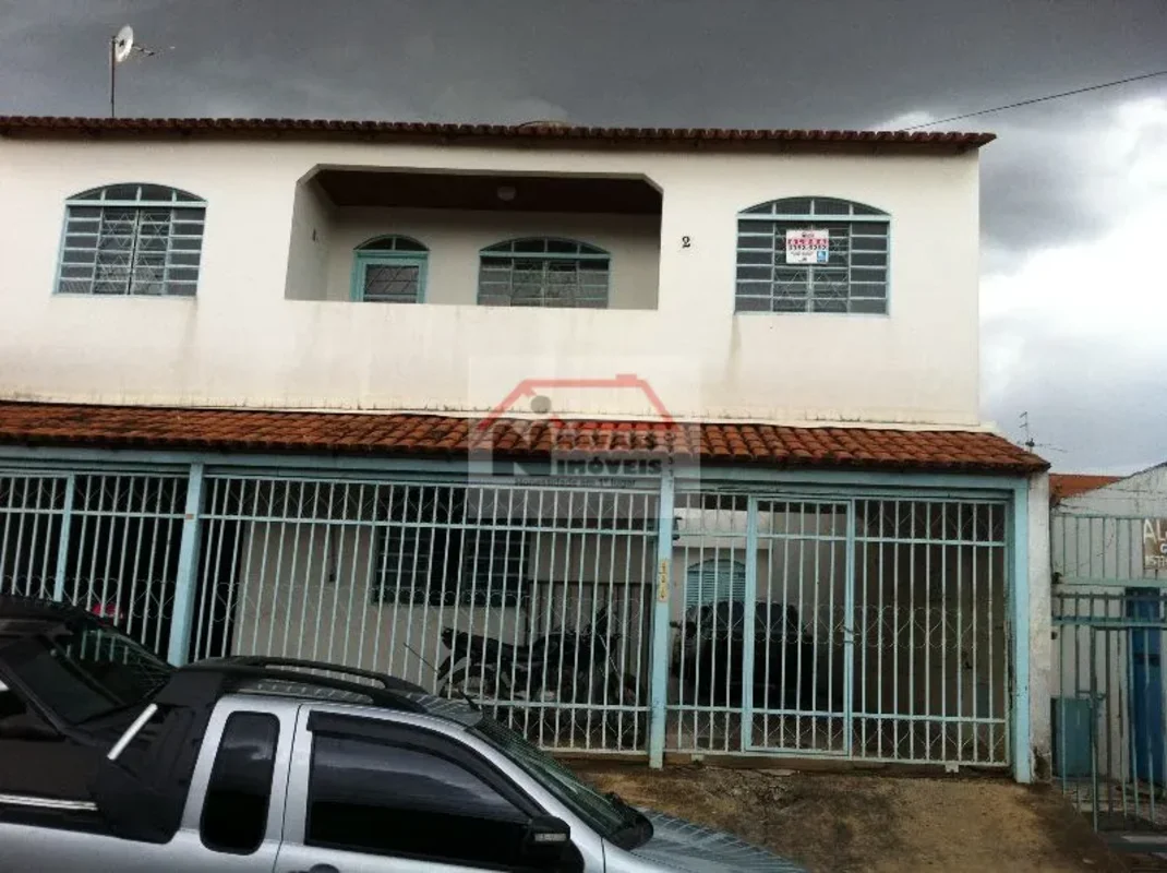 CASA (NO 1º ANDAR), COM 03 QUARTOS, SALA, COZINHA, BANHEIRO, PISO CERÂMICA, FORR...