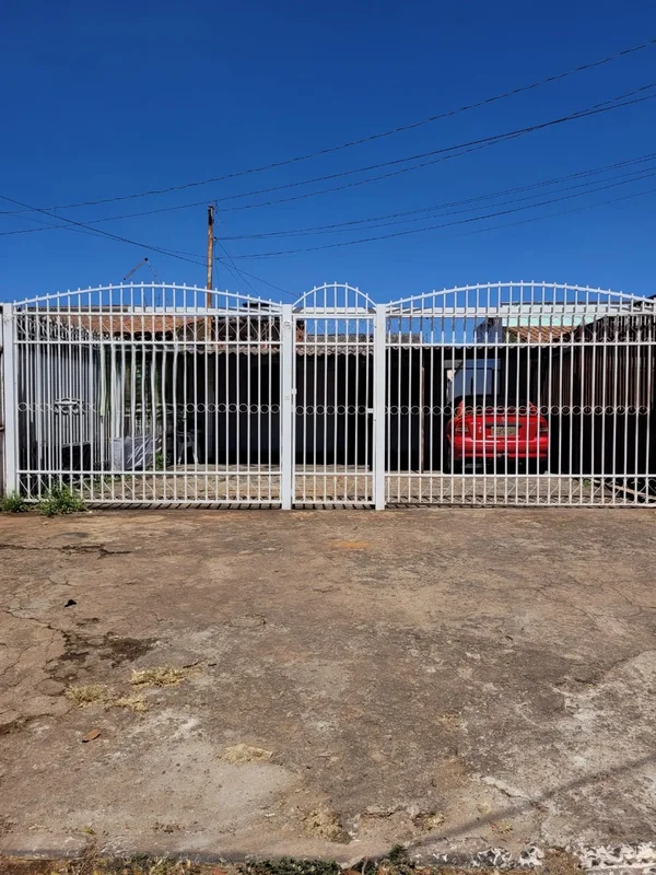 VENDE-SE UMA CASA COM UMA KIT NET NA QR 516 DE SAMAMBAIA SUL!Possui: 2 quartos 1...