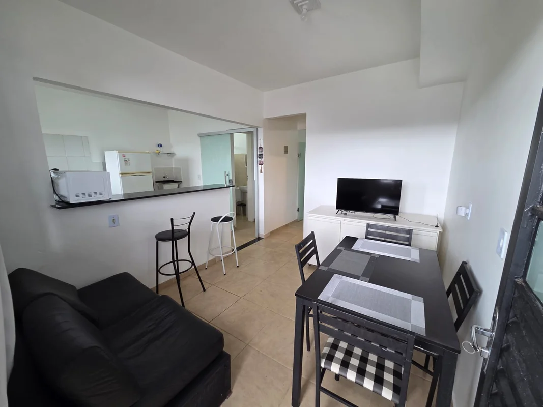 Ótimo apto mobiliado no Varjão c/ varanda (1° Andar)Ao lado da rodoviária do Var...