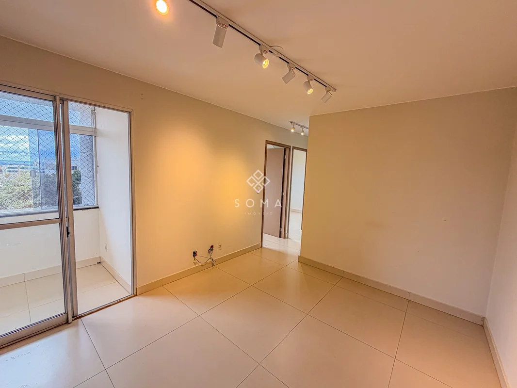 ESPECIFICAÇÕES DO APARTAMENTO: - Sala ampla - Varanda com blindex e armários pla...