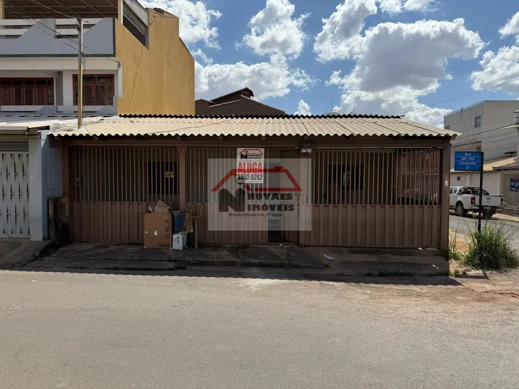 CASA COMPOSTA DE:03 QUARTOS (sneod 01 deles suíte), + QUARTINHO NOS FUNDOS, SALA...