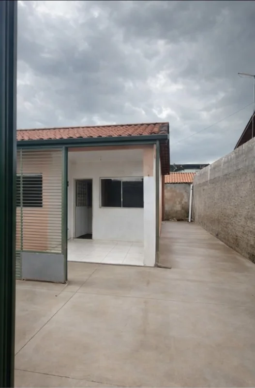 Casa com 2 quartos, sala, varanda, cozinha, banheiro social, hall e área de serv...