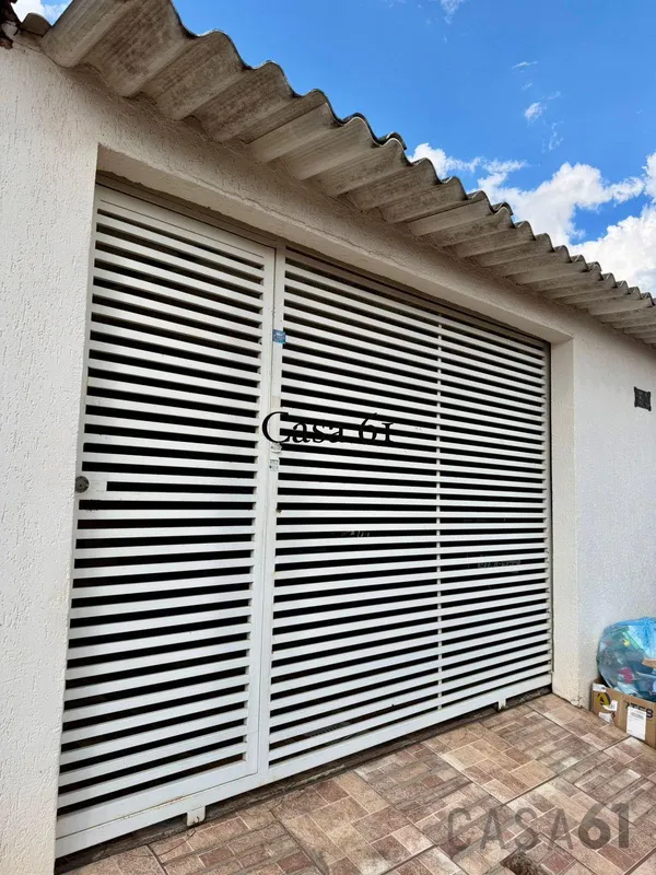 Casa composta por 2 quartos, sala ampla, cozinha e banheiro com blindex. Corredo...