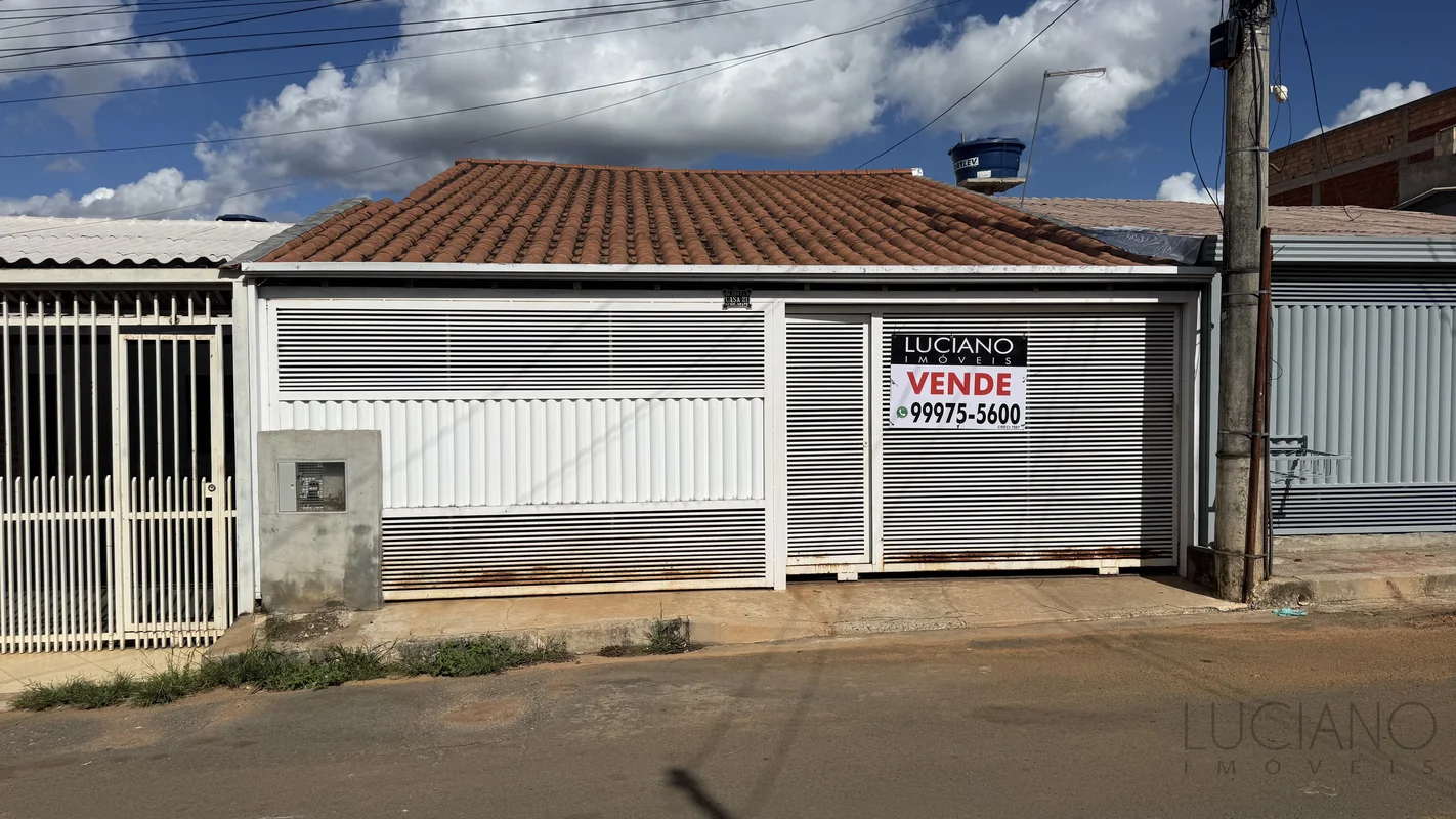 - Casa no Setor Oeste Quadra 204. - Escriturada e com o habite-se.- Descrição:- ...