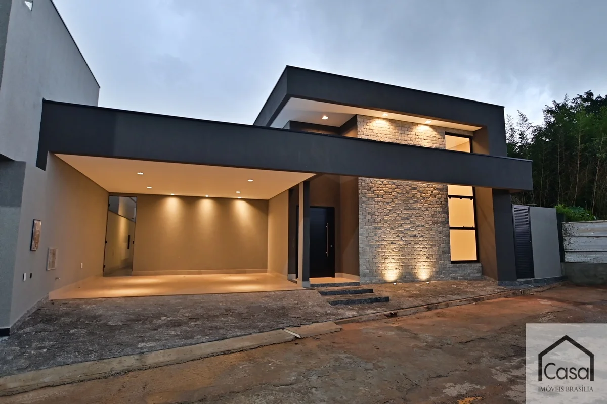 - Área do terreno: 220m²- Área construída: 180m²- Condomínio fechado; - Casa tér...