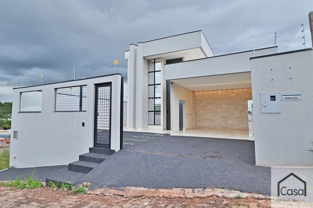 CASA IMÓVEIS VENDE - - Casa nova, solta no lote, proporcionando mais privacidade...