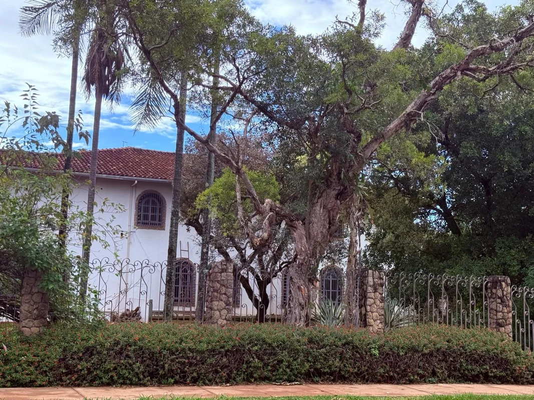 Estamos falando de uma excelente casa ideal para embaixada (residencia ou chance...