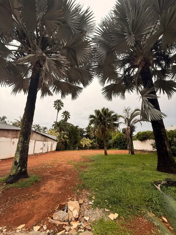 **SHIS QI 23 | Lago Sul**Lote à venda com 1.300 m² de área total, sendo 800 m² d...