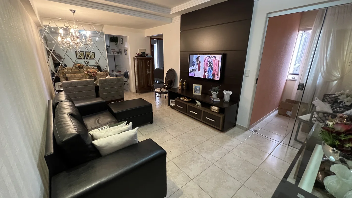 Descubra um apartamento confortável e bem localizado na Rua Anhanga, Vila Brasíl...