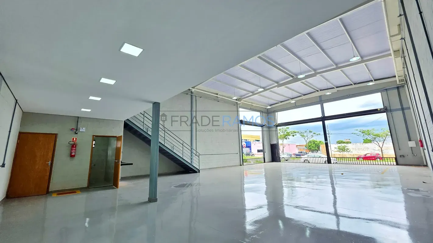 Galpão novo 280m² Pé direito 6m Esquina Próx. Prefeitura de Aparecida de Goiânia...