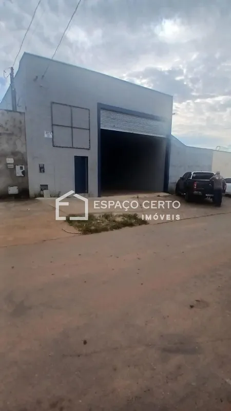 Excelente galpão para locação no Residencial Santa Rita, com 270 m² de área cons...