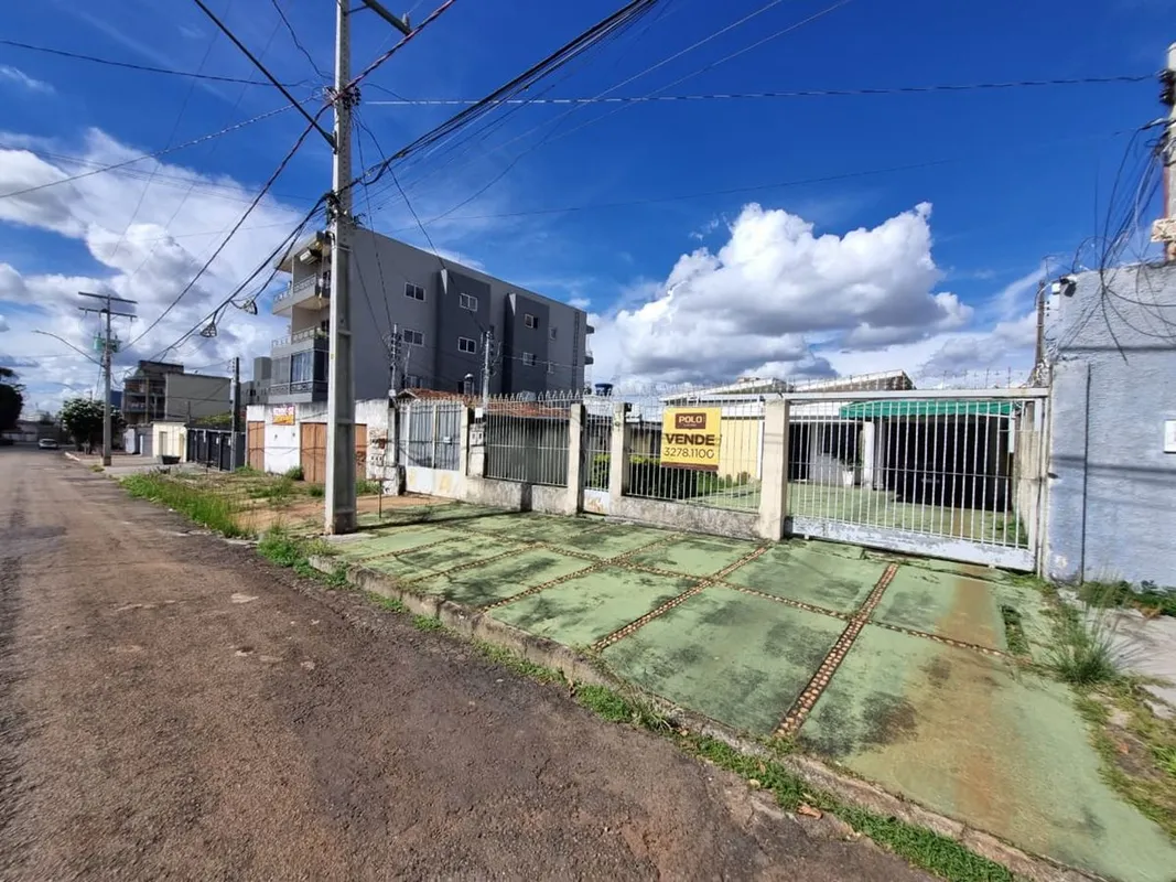Vende-se casa com 3 quartos, sendo 2 suítes com ar-condicionado, banheiro social...