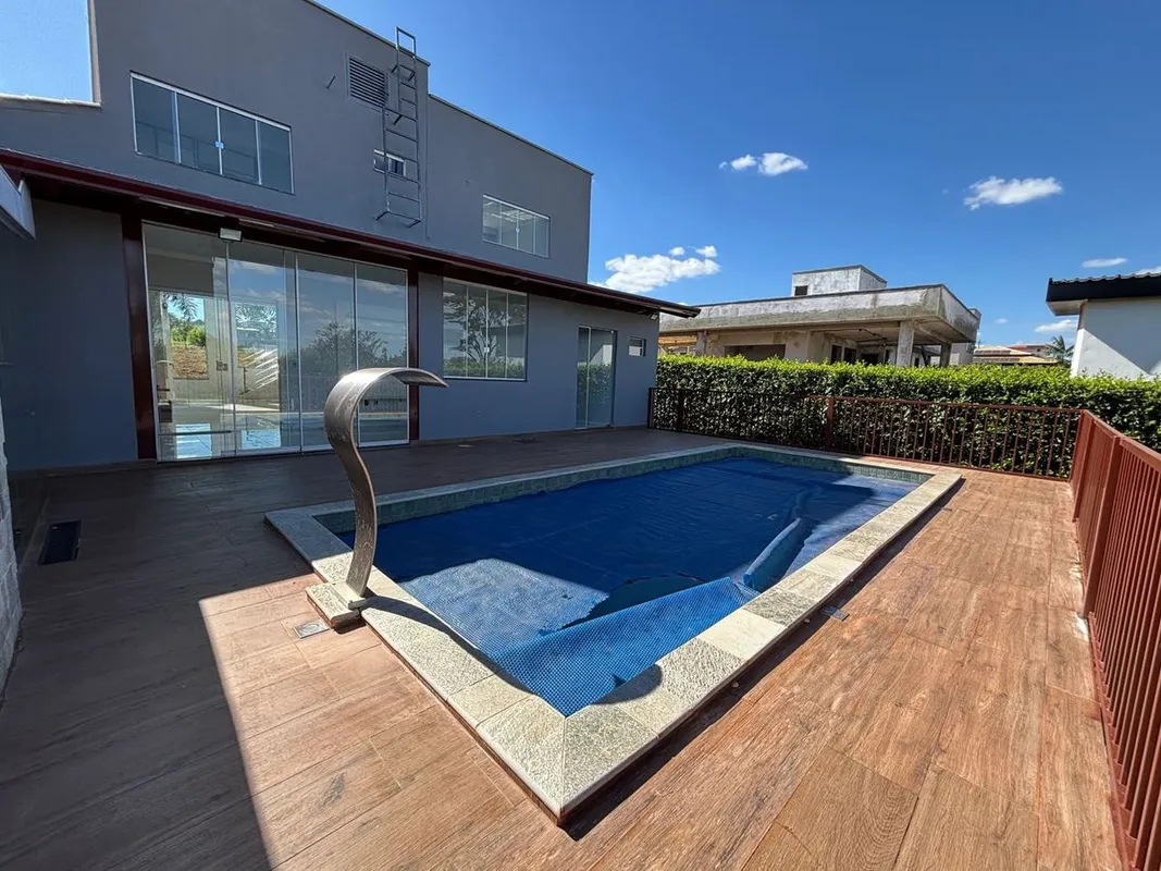 CÓD. LAU 004Sobrado a venda em condomínio de chácaras localizado a 20 min de Goi...