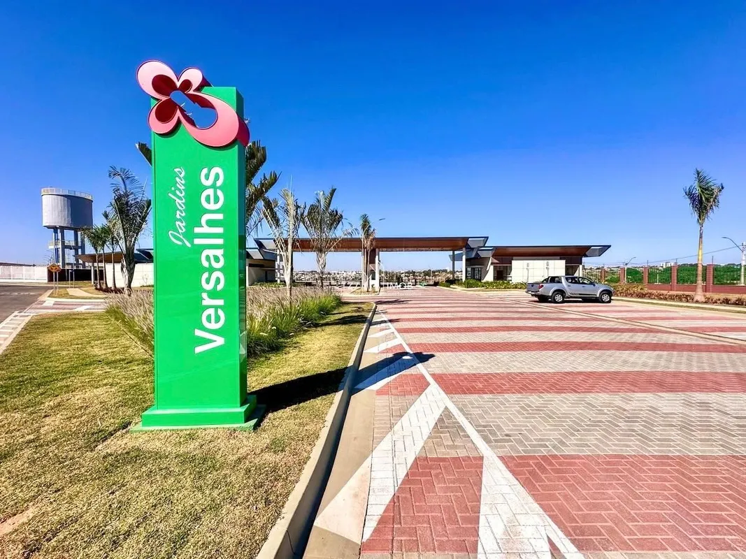 Lote em condomínio fechado a venda no Jardins Versalhes em Aparecida de Goiânia/...