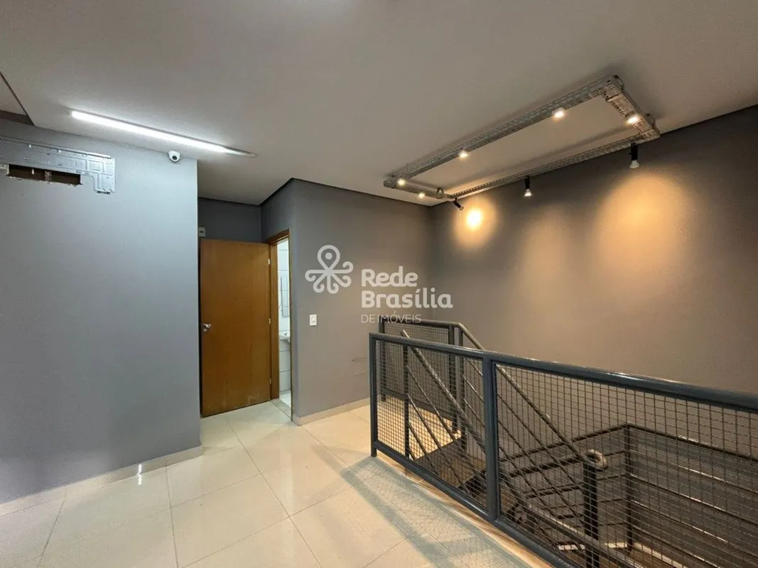 Loja térrea de canto com subsolo, com vista para a área interna de outro bloco.O...