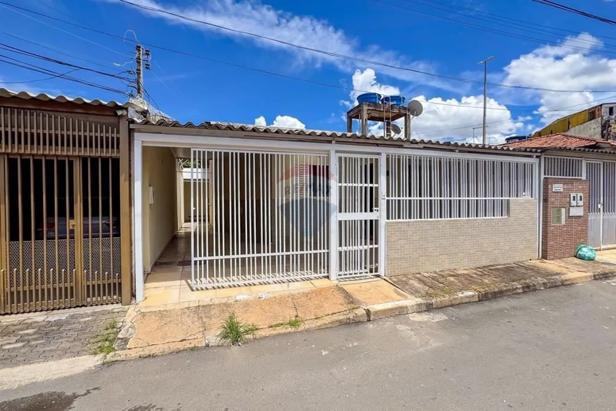 Aceita FinanciamentoA casa é por:- Três quartos sendo uma suíte;- Sala de estar;...