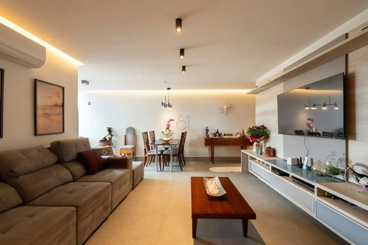 Apartamento vazado, totalmente reformado, localizado em andar alto na desejada S...