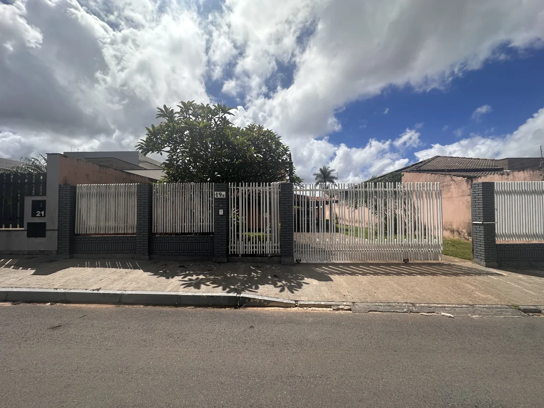 VENDEMOS - RUA 12 VAZADA PARA RUA 10 - UM EXCELENTE CONDOMÍNIO - CASA COM 3 QUAR...