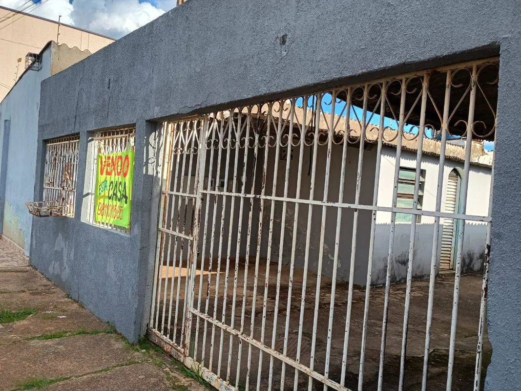 QNM 10 lote 250 metros composta de 3 casa . próximo a academia, mercados , escol...