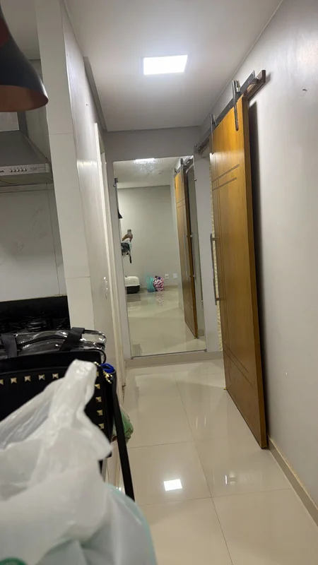 01 qto porcelanato com armários planejados, cozinha , quarto e WC, cozinha ameri...